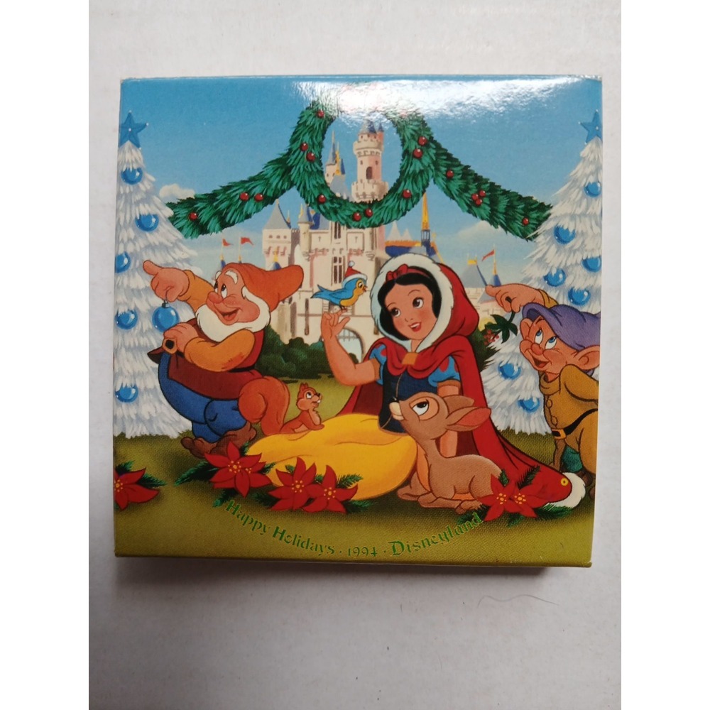 DISNEYLAND 1994 SNOW WHITE PLATE ORNAMENT "A HOLIDAY TRADITION " - Picture 1 of 4